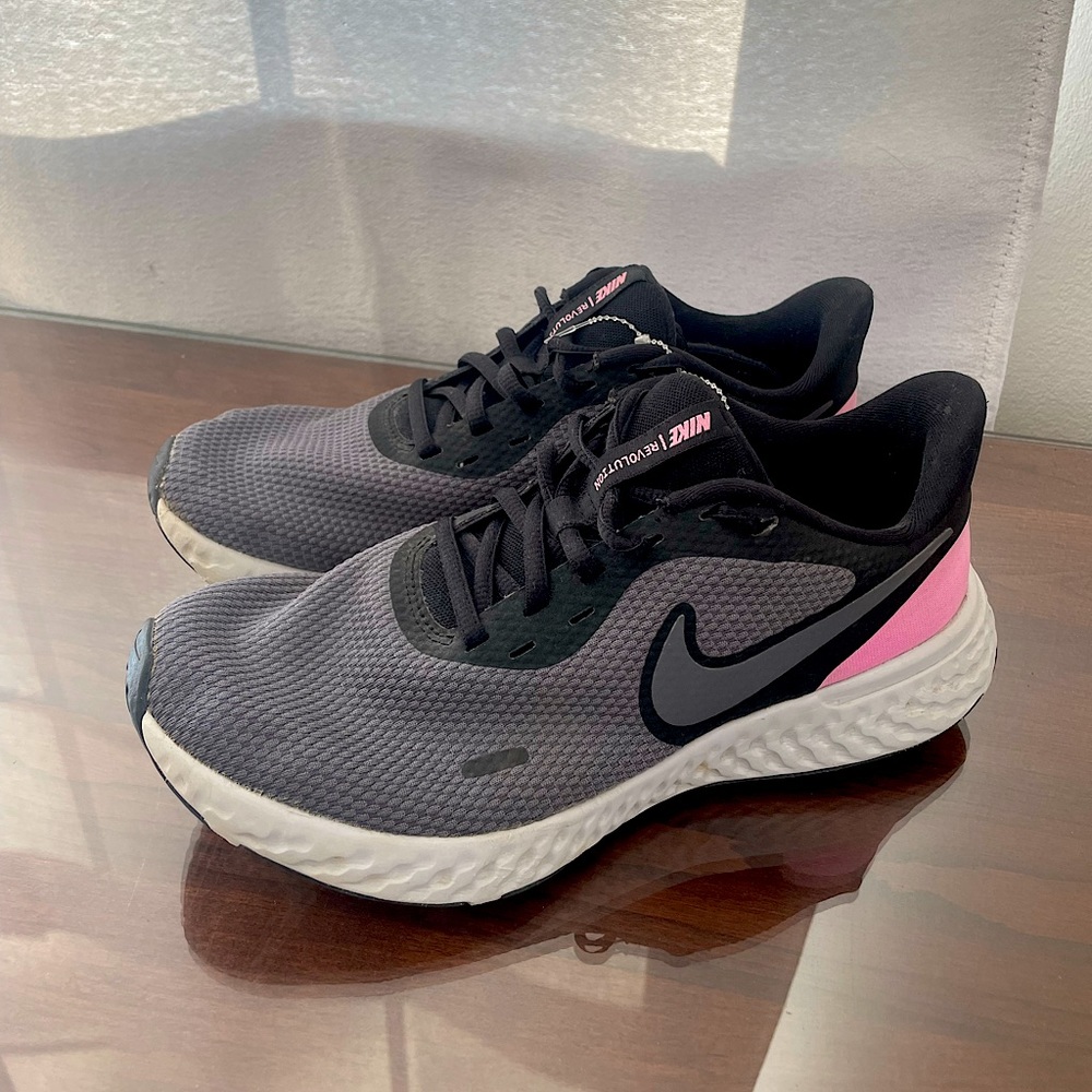 Women’s Nike Sneaker